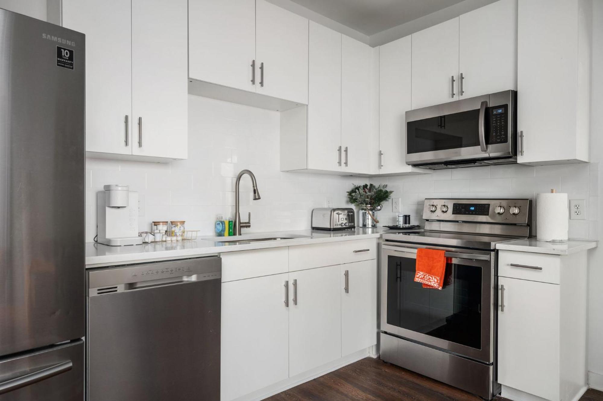 Holiday home Luxury New 2b2b Private Balcony 542blvd *