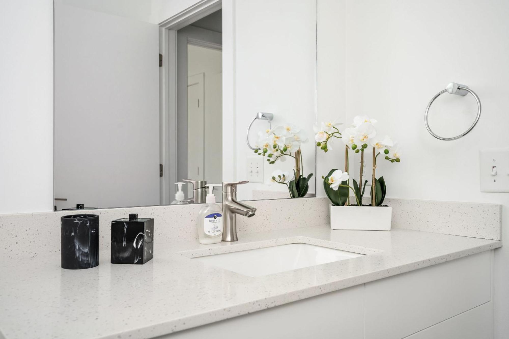 Luxury 1b1b With Balcony Downtown 542blvd *