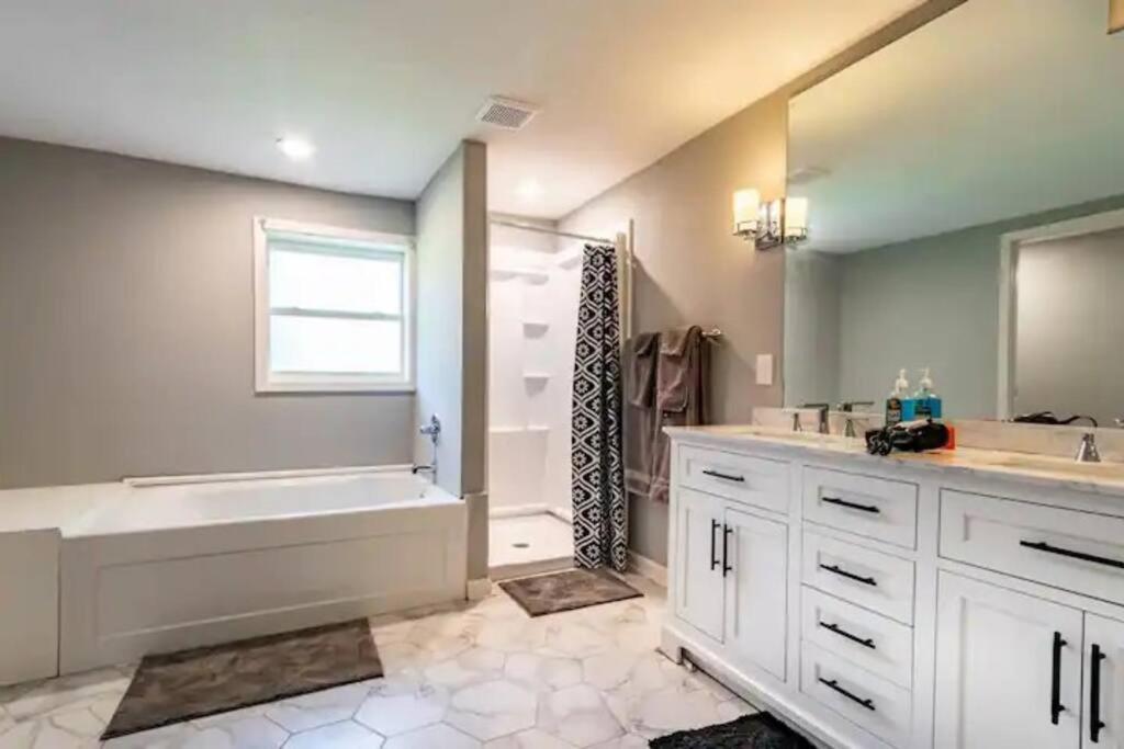 Spacious 4br By Airport & Shops!