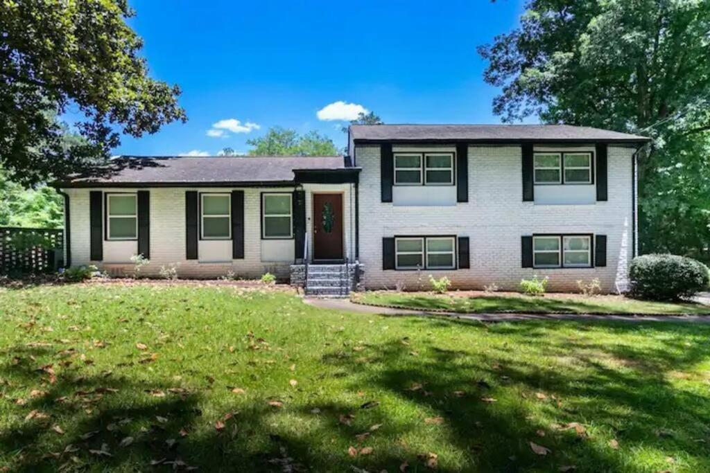 Spacious 4br By Airport & Shops! *