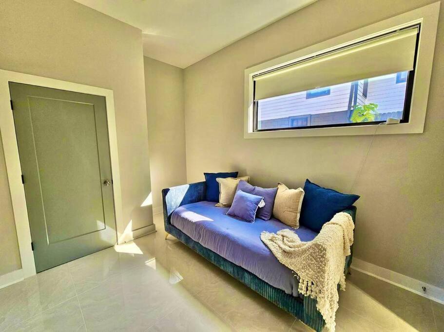 Brand-new 3story With Rooftop In Midtown