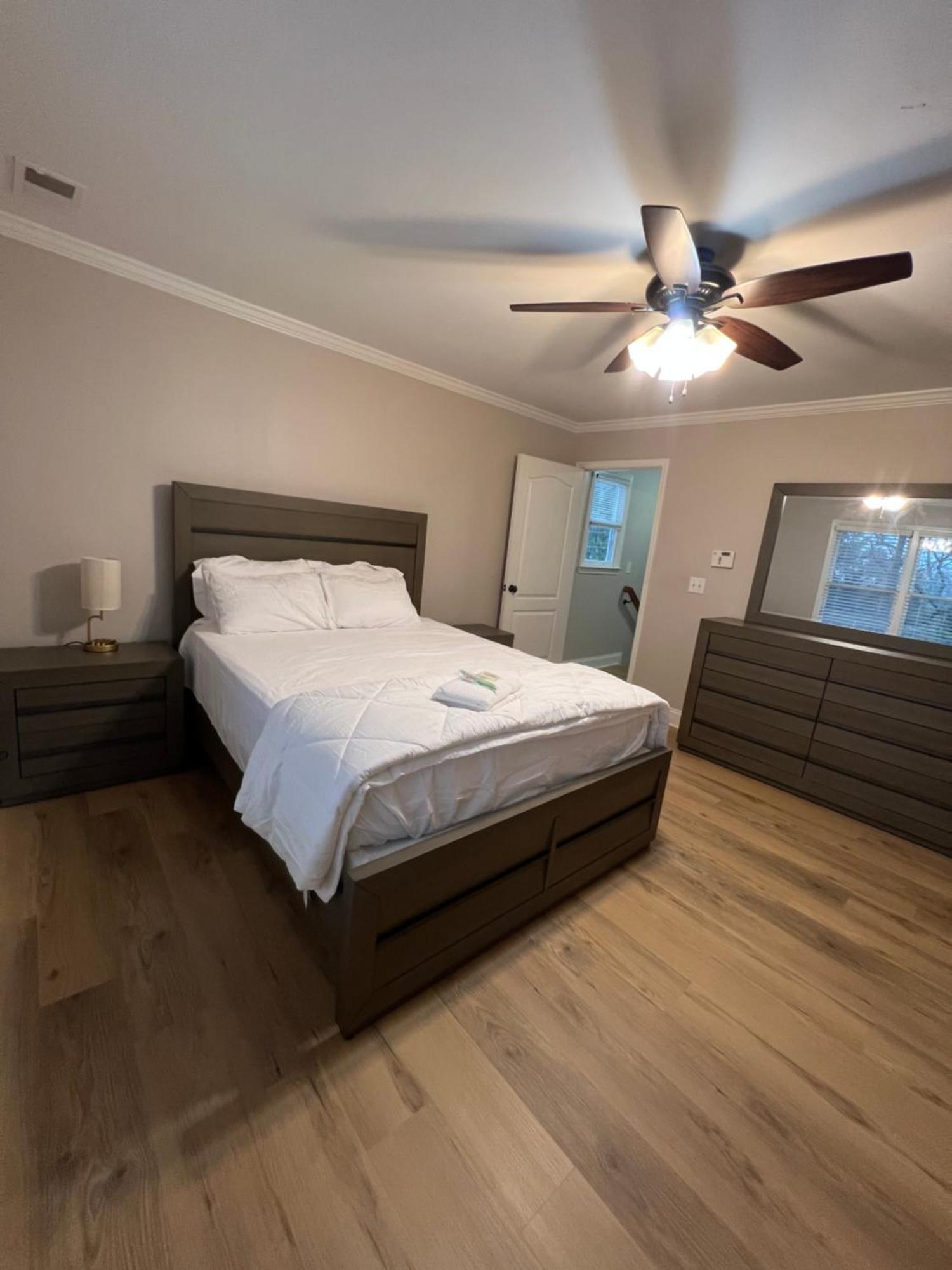 Spacious Gorgeous 3bd With Large Deck Close To Everything