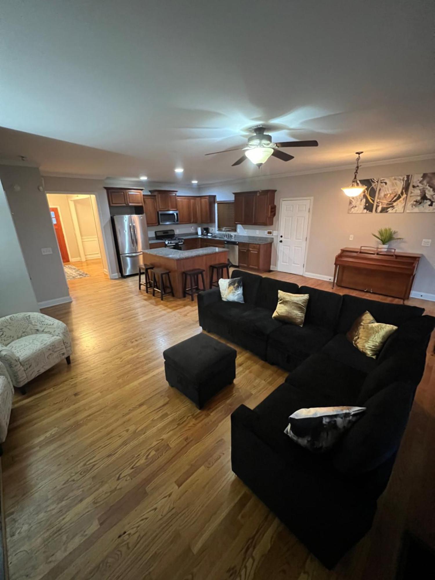 Spacious Gorgeous 3bd With Large Deck Close To Everything Holiday home
