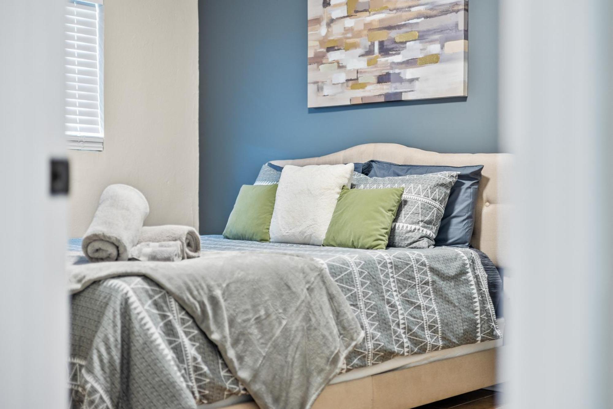 Cozy 2 Bedroom With Serene Ambiance *