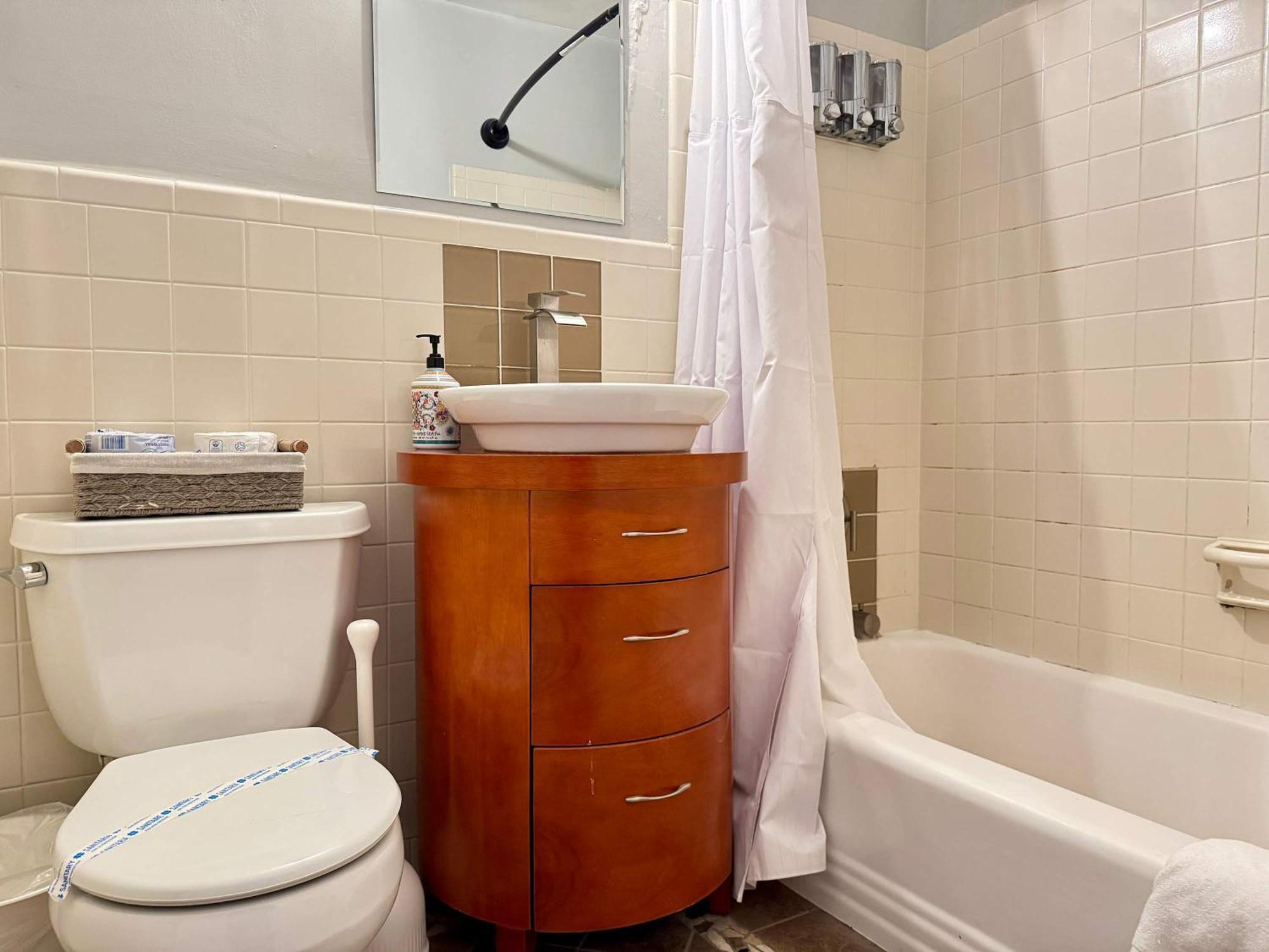 Holiday home 2br Chic Downtown Atl W Free Parking Lm602 Atlanta