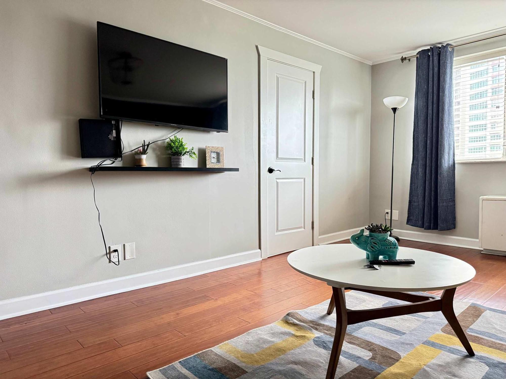 Holiday home 2br Chic Downtown Atl W Free Parking Lm602 Atlanta