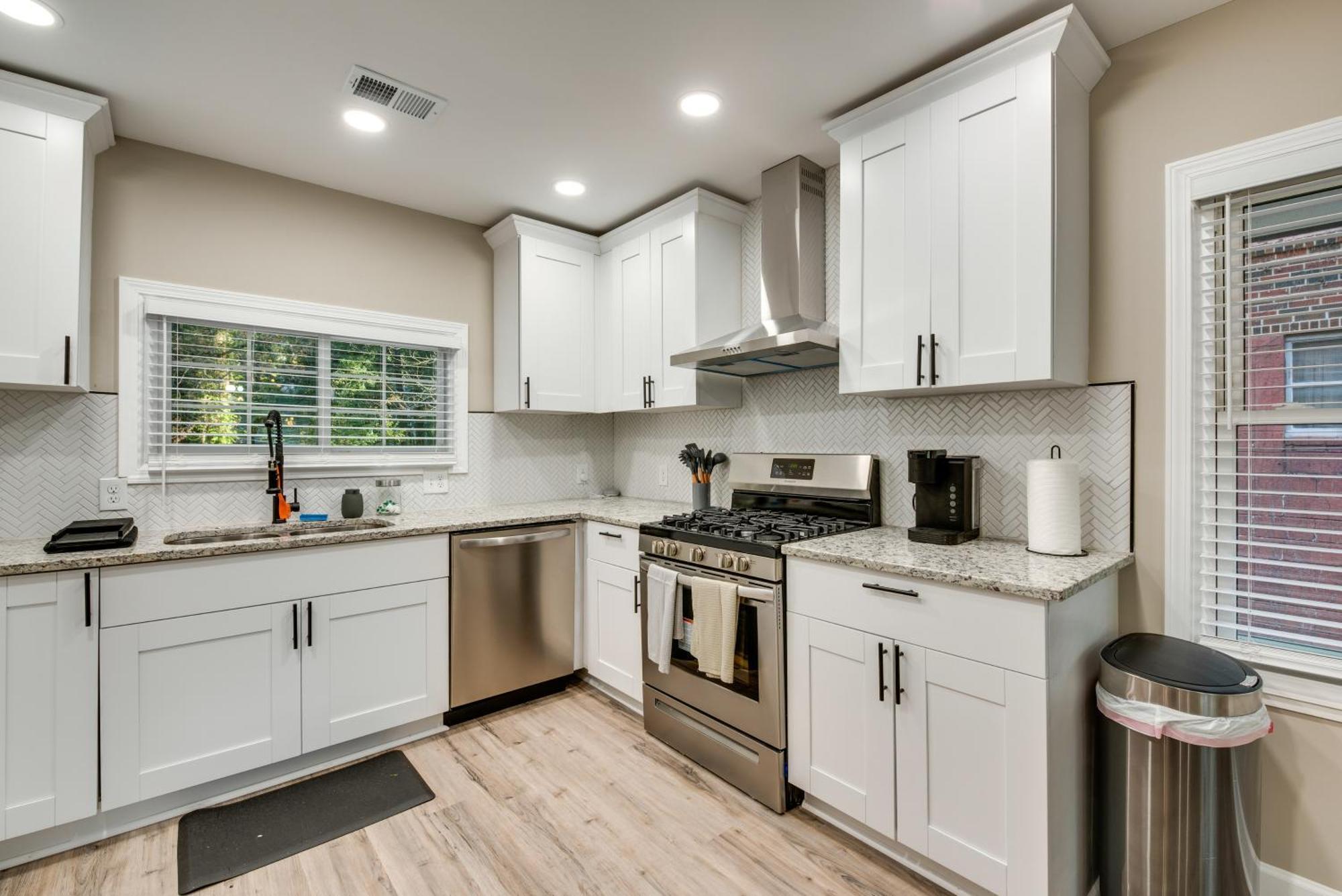 Modern Vacation Near Downtown! Apartment