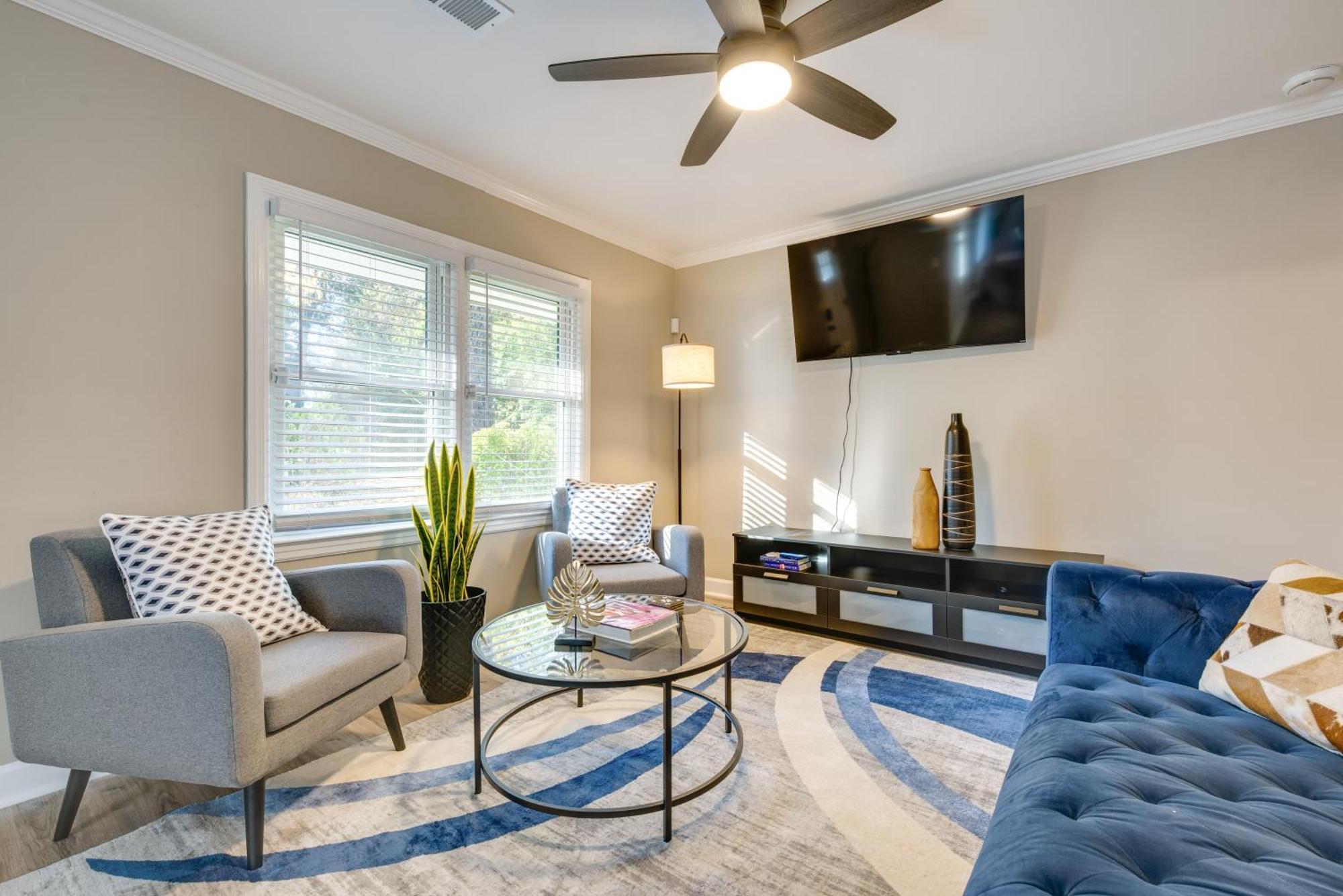 Modern Vacation Near Downtown! *