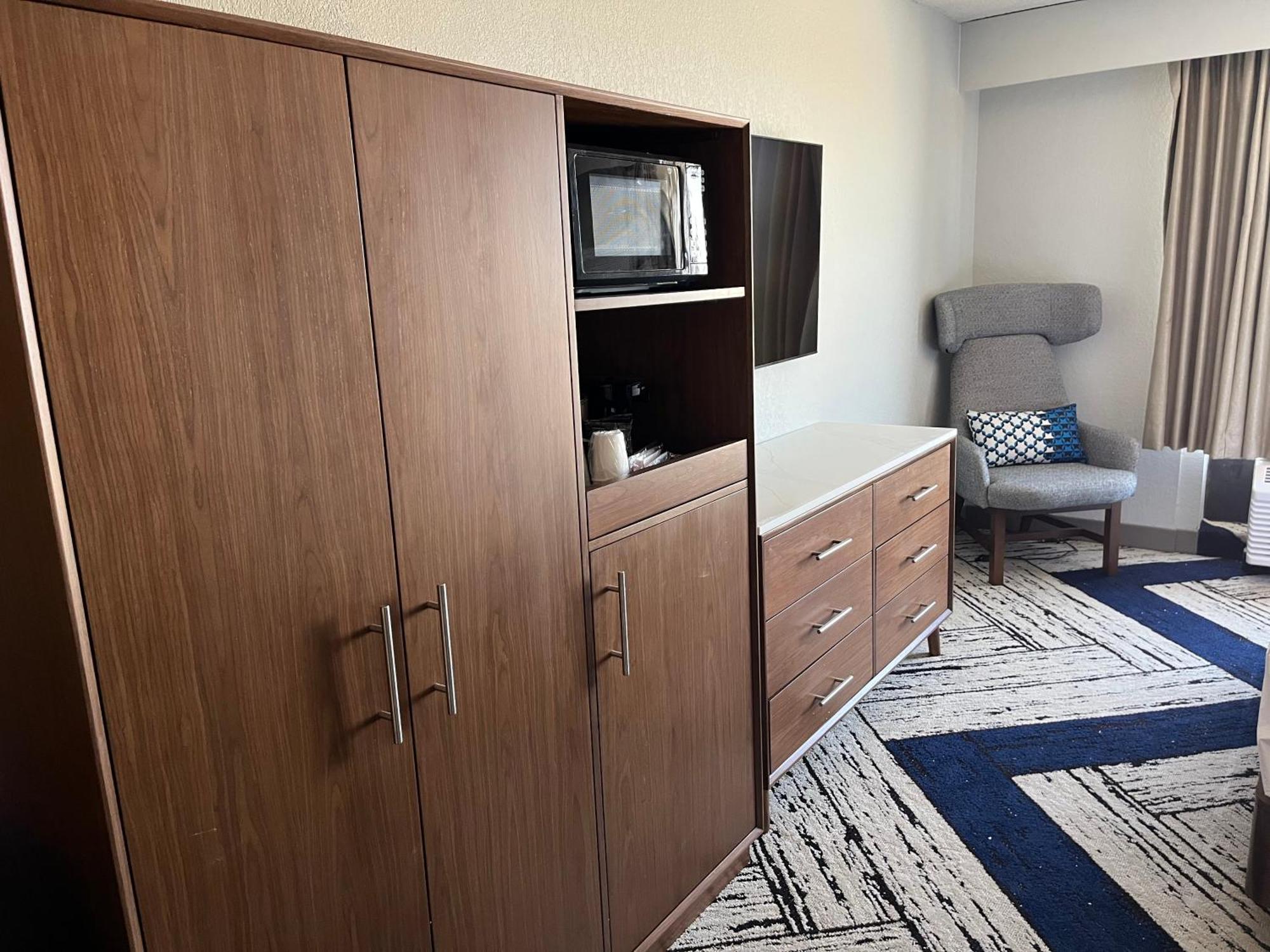 Hotel Sky Point & - Airport 3*