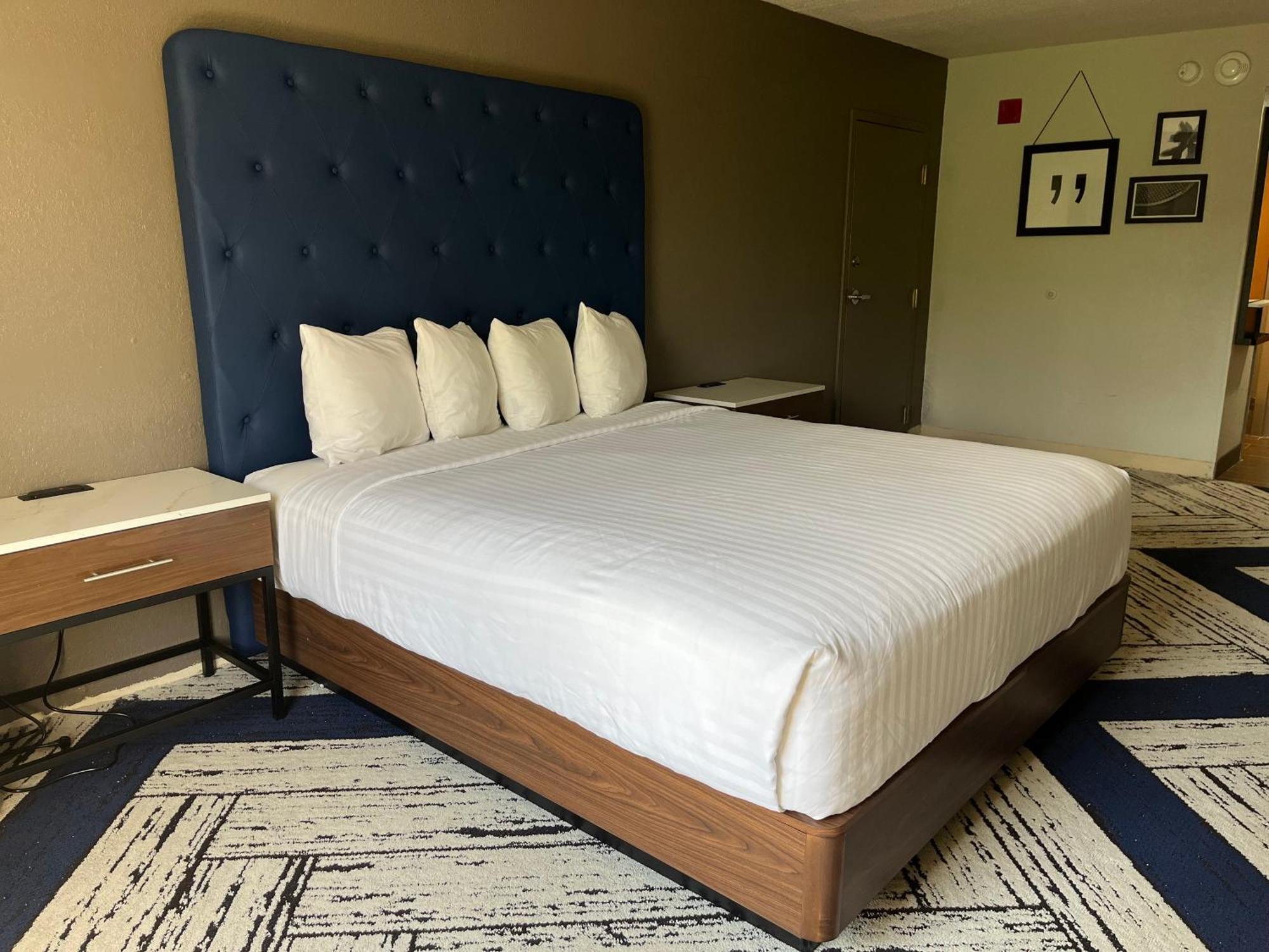 Hotel Sky Point & - Airport