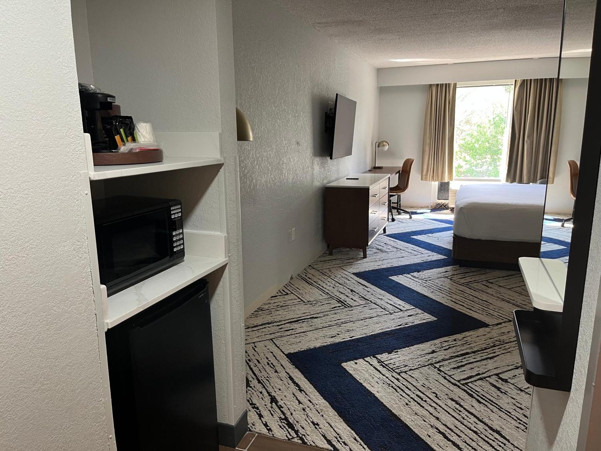 Hotel Sky Point & - Airport 3*