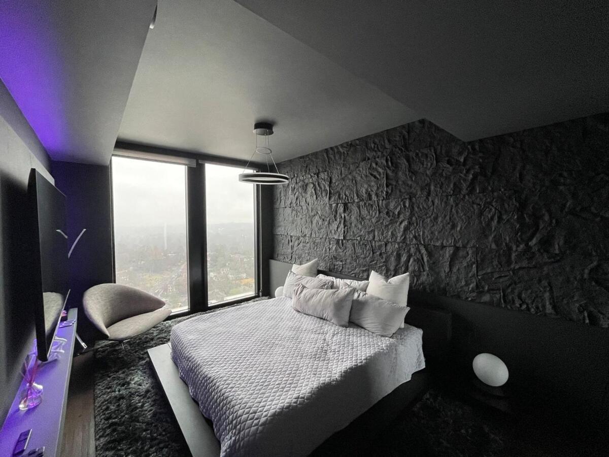 Exquisite In Midtown Apartment *