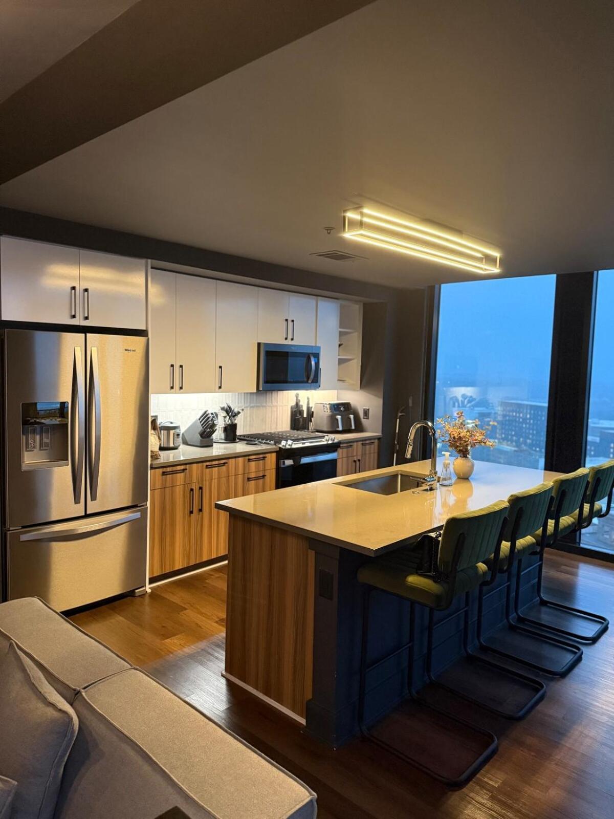 Exquisite In Midtown Apartment *