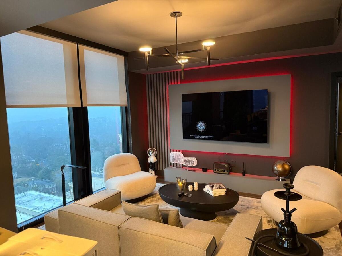 Exquisite In Midtown Apartment *