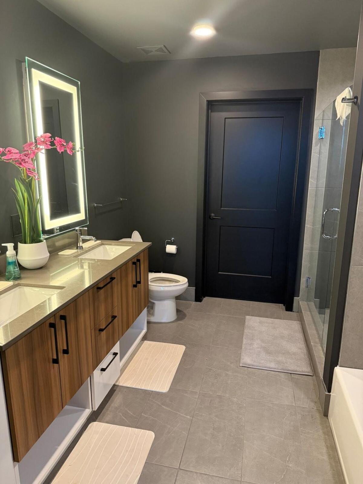 Exquisite In Midtown Apartment