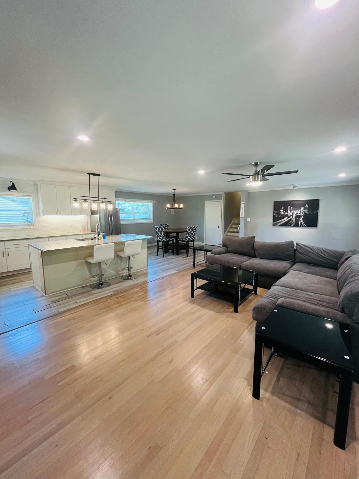 Spacious 4br By Airport & Shops!