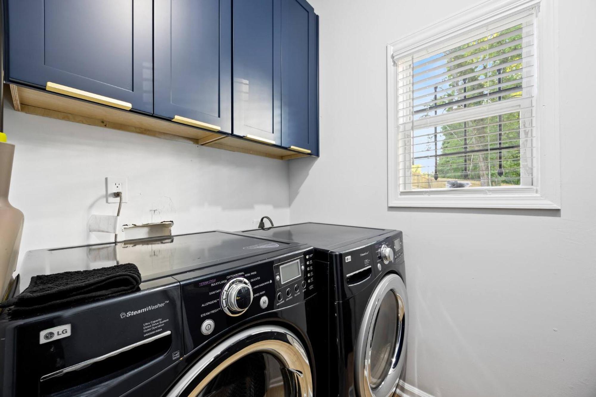 Boho Luxury| Ev Charger| Fenced Yard | King Beds