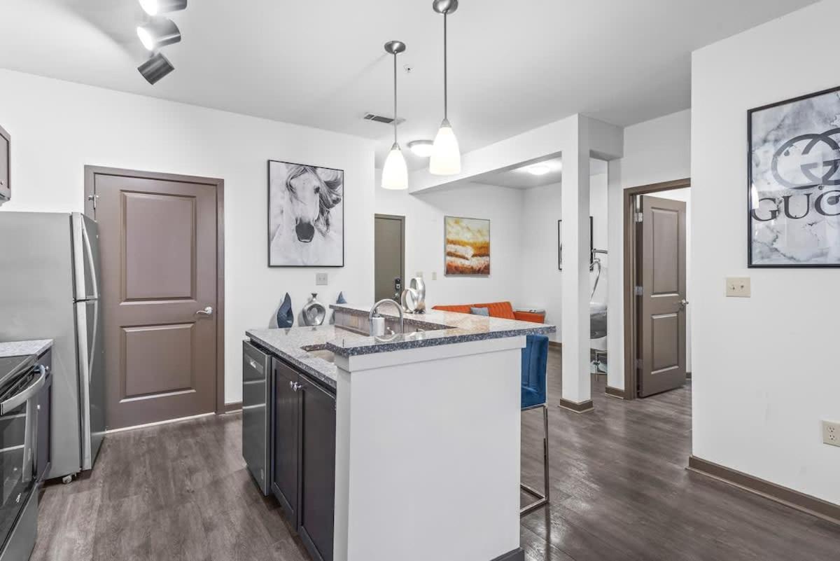Apartment West Midtown Views - King Bed - Indoor Fireplaces