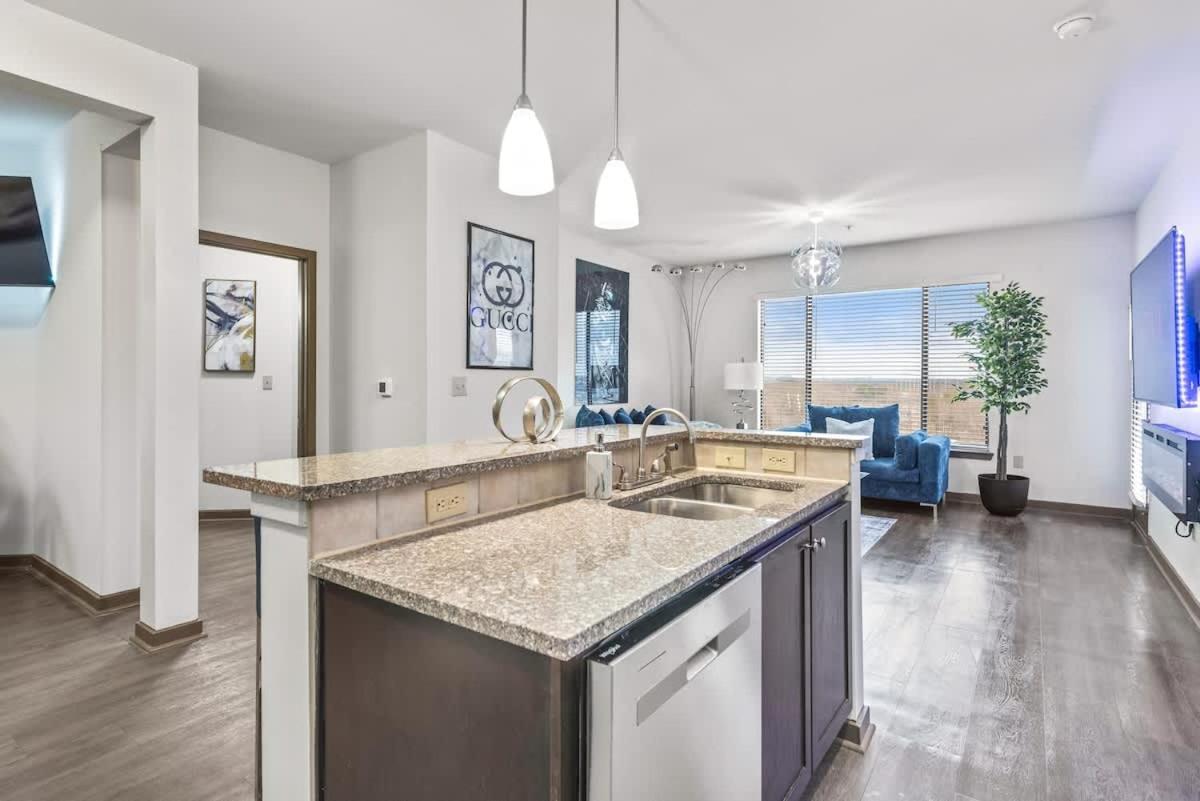 West Midtown Views - King Bed - Indoor Fireplaces *