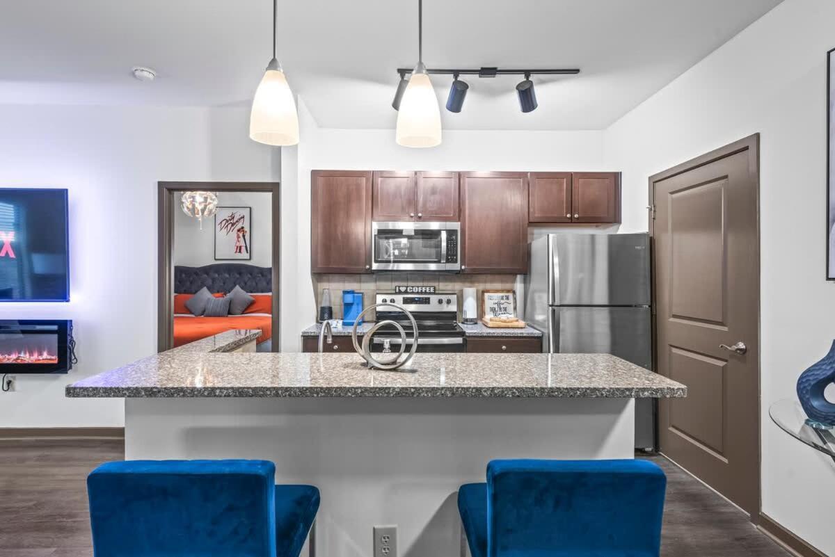 West Midtown Views - King Bed - Indoor Fireplaces