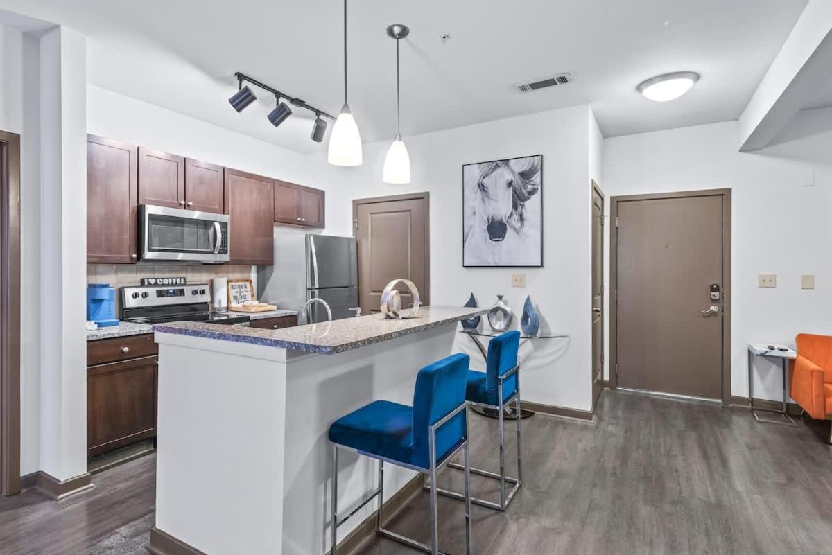 West Midtown Views - King Bed - Indoor Fireplaces Apartment Atlanta