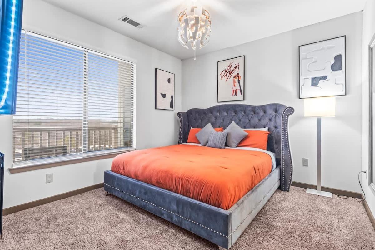 West Midtown Views - King Bed - Indoor Fireplaces