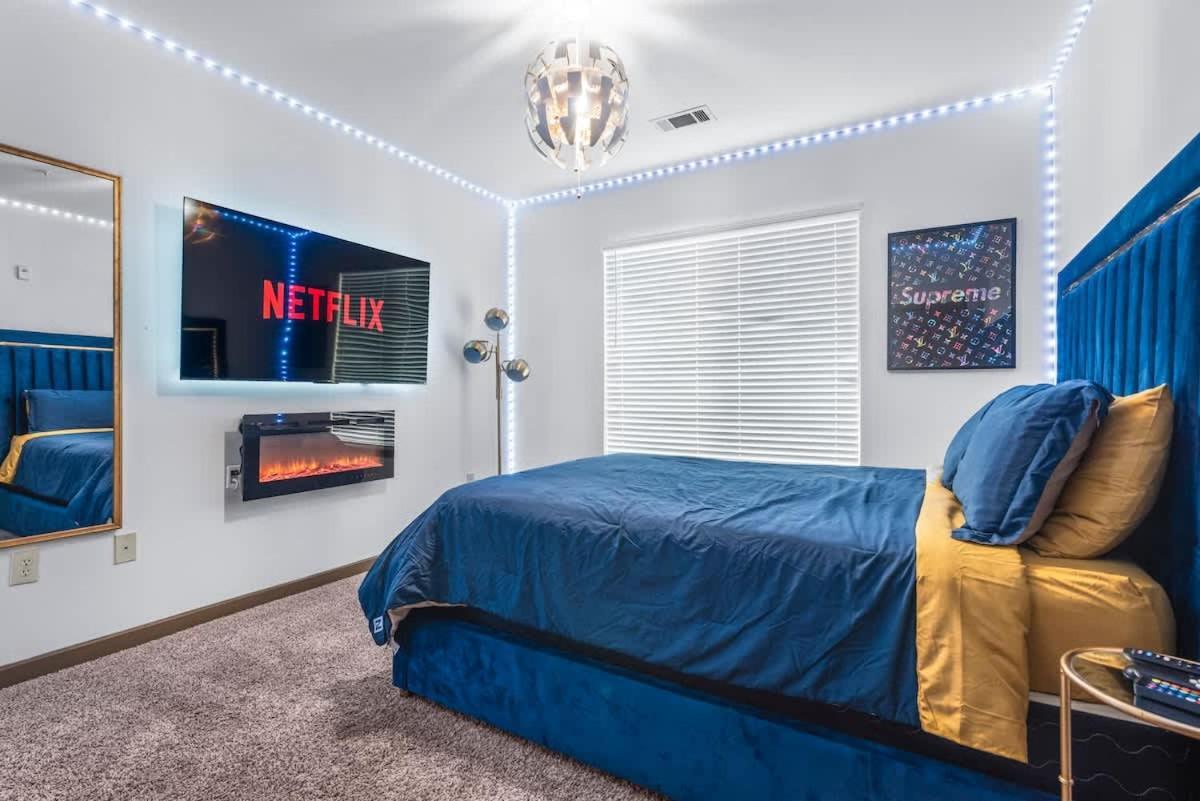 Apartment West Midtown Views - King Bed - Indoor Fireplaces
