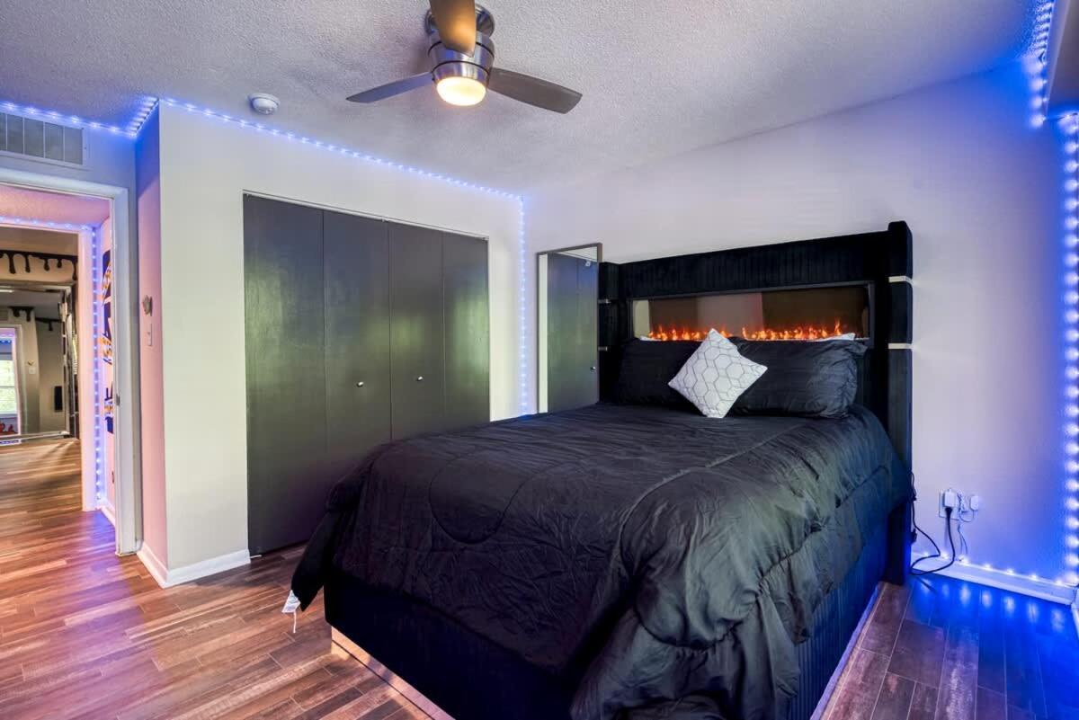 The Showtime Pad - Game - Pool Table - Fireplace Apartment