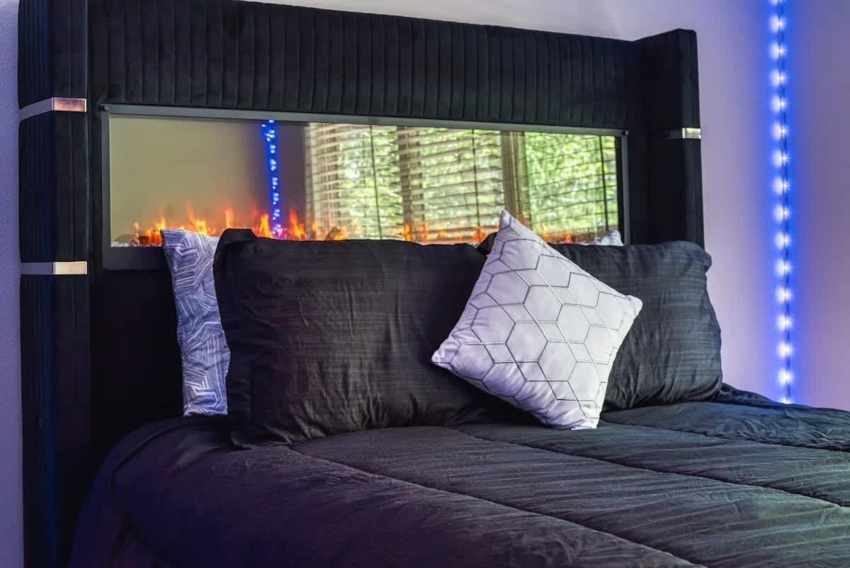 The Showtime Pad - Game - Pool Table - Fireplace Apartment *