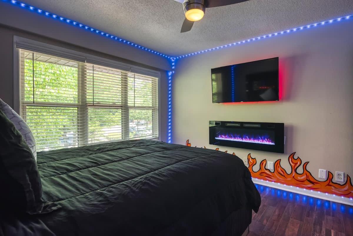 The Showtime Pad - Game - Pool Table - Fireplace *