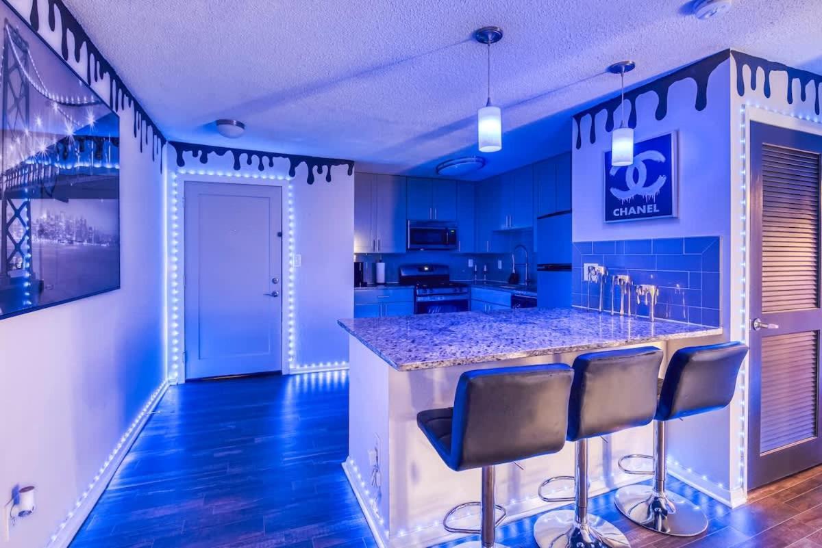 The Showtime Pad - Game - Pool Table - Fireplace Apartment *