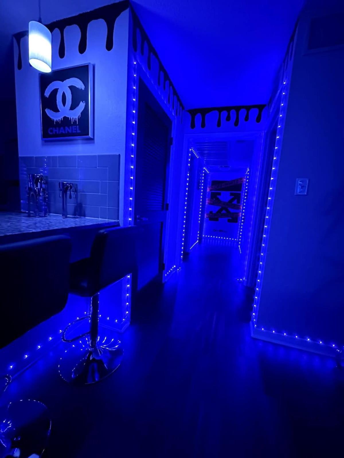 The Showtime Pad - Game - Pool Table - Fireplace Apartment