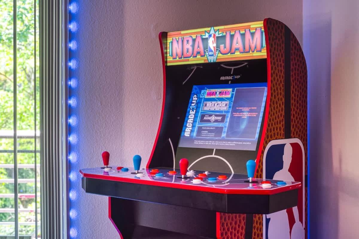 The Showtime Pad - Game - Pool Table - Fireplace Apartment *