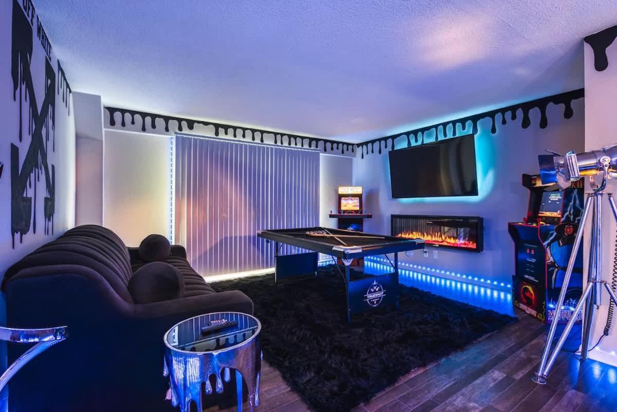 The Showtime Pad - Game - Pool Table - Fireplace Apartment