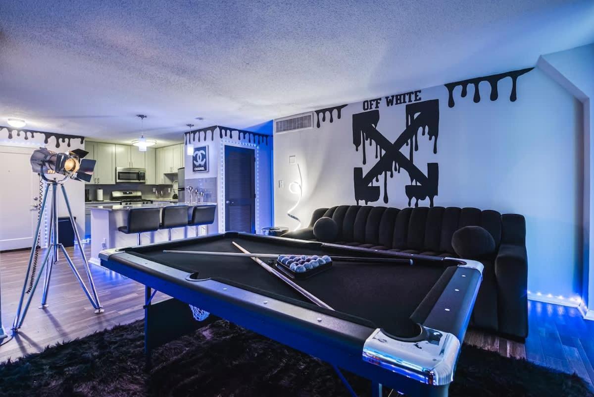 The Showtime Pad - Game - Pool Table - Fireplace Apartment