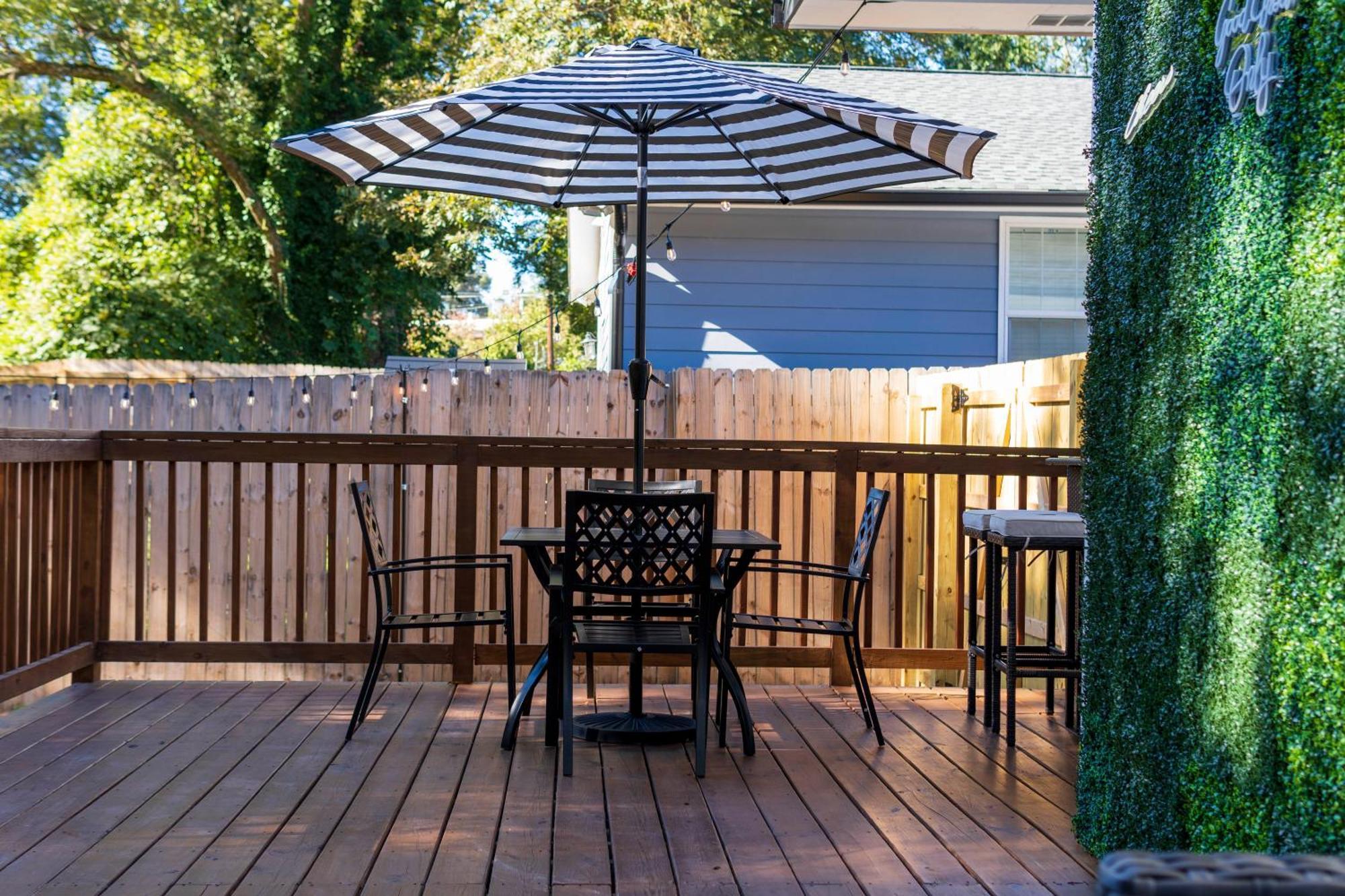 A In The With A 5 Star Lush Backyard *