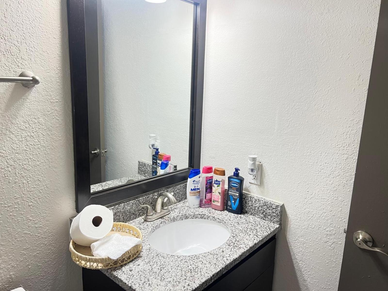 Entire Cozy 2-bedroom In Apartment *