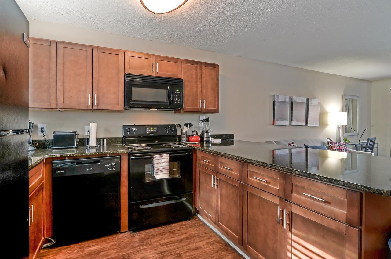 Center Location With 2 4k Hdtv's & King Bed Apartment