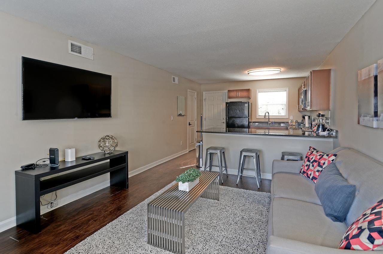 Center Location With 2 4k Hdtv's & King Bed Apartment *