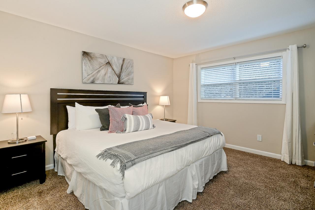 Apartment Center Location With 2 4k Hdtv's & King Bed Atlanta