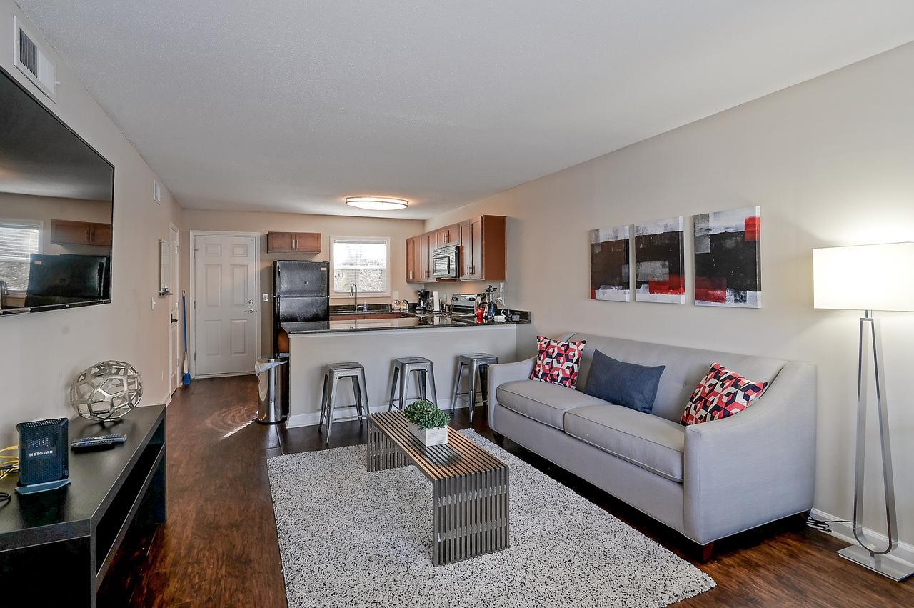 Center Location With 2 4k Hdtv's & King Bed Atlanta