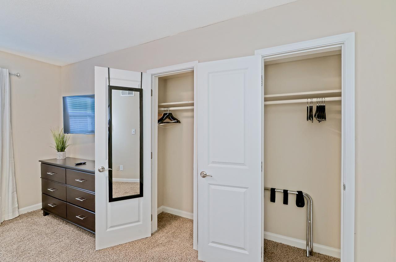 Apartment Center Location With 2 4k Hdtv's & King Bed