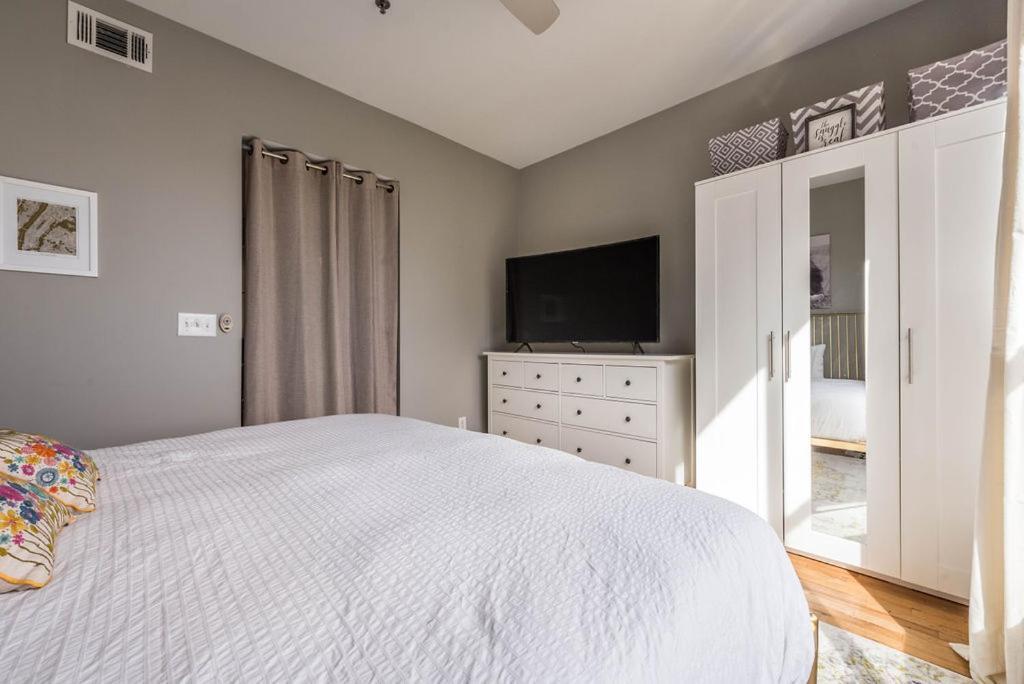 Apartment Trendy Castleberry Hill Condo- Walk To Mercedes Benz/ Downtown Attractions