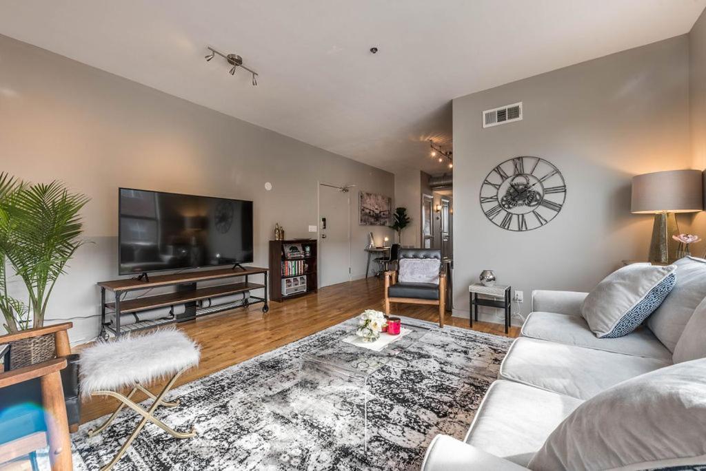 Trendy Castleberry Hill Condo- Walk To Mercedes Benz/ Downtown Attractions *