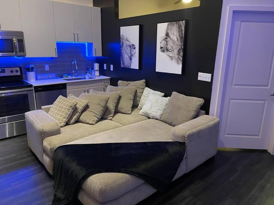Midtown Modern Masterpiece 1 Bd 1Bth 18'Ceilings Apartment
