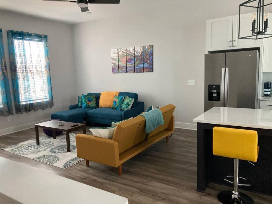 Catch A Vibe In Downtown Apartment