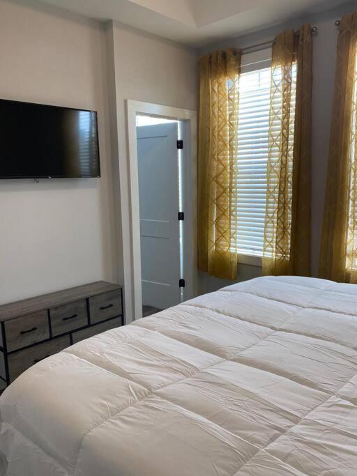 Catch A Vibe In Downtown Apartment
