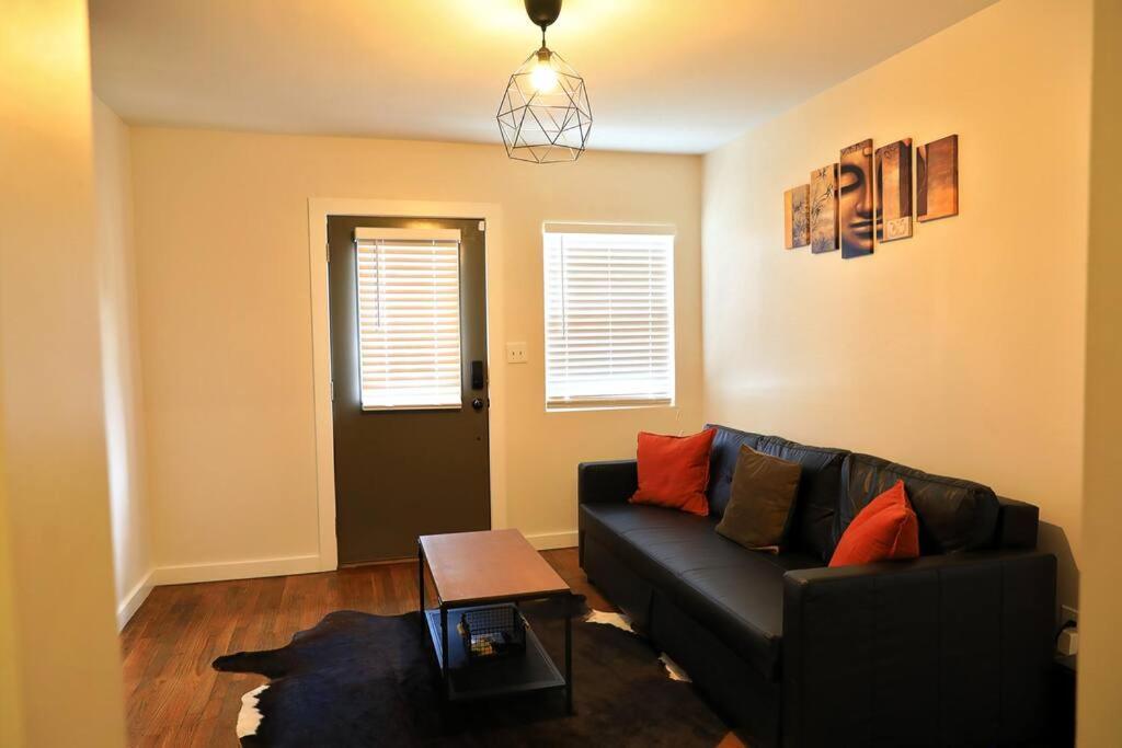 Entire Minutes From Downtown *