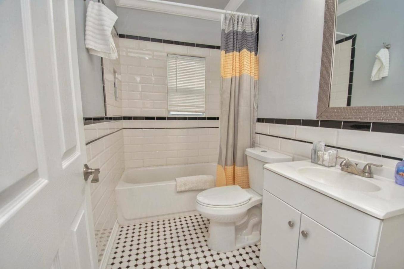 Holiday home Updated 8bd Near The Of *