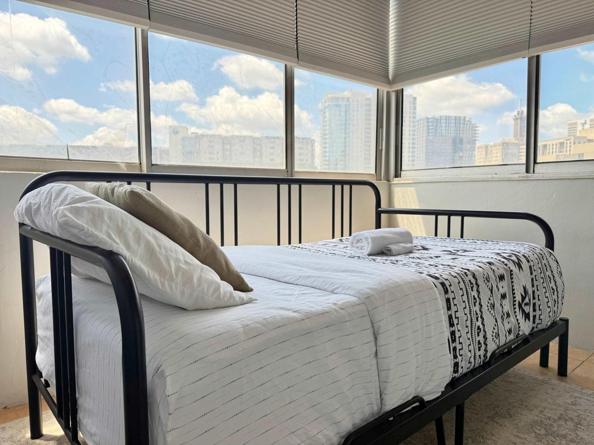 Close To Everywhere Downtown Onsite Parking Lm1004